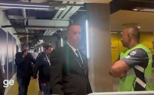 Confusão com gás de pimenta envolve Pedrinho após críticas à arbitragem; vídeos disponíveis