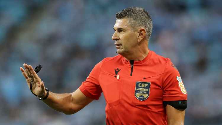 20250719-125006-13-arbitro-marcelo-de-lima-henrique-durante-partida-do-brasileiraoc2a0-foto-pedro-h-teschgetty-images Árbitro Marcelo de Lima Henrique durante partida do Brasileirão - Foto: Pedro H. Tesch/Getty Images