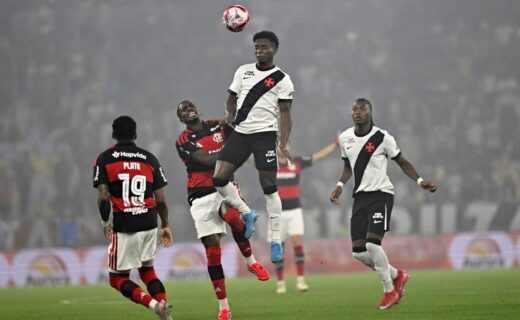 Thiago Mendes disputa bola no alto - Flamengo x Vasco — Foto: André Durão