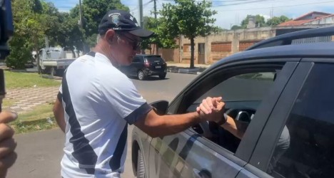 Vegetti é cercado por torcedores do Vasco no Paraguai; confira o vídeo