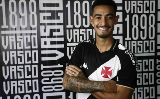 Jefferson veste a camisa do Vasco