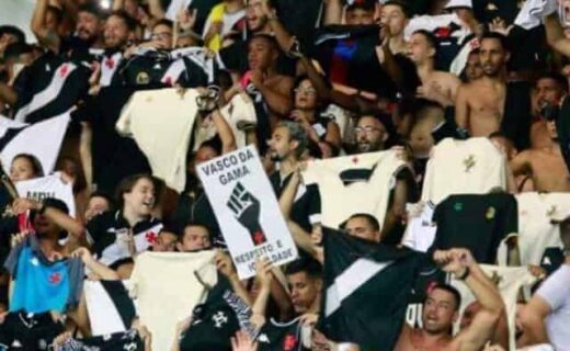 Torcida do Vasco no Maracanã no clássico contra o Botafogo