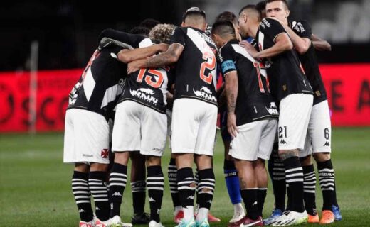 Jogadores do Vasco em jogo contra o Corinthians