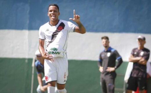 Julião homenageia filha que vai nascer após gol