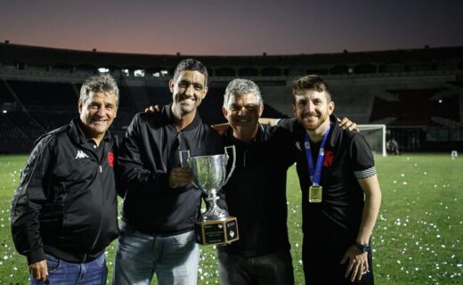Carlos Brazil comemora o título Carioca ao lado do CEO Luiz Mello (segurando o troféu), o técnico William Batista (à direita) e Eduardo Húngaro (à esquerda)