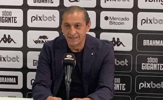 Ramón Díaz durante apresentação no Vasco