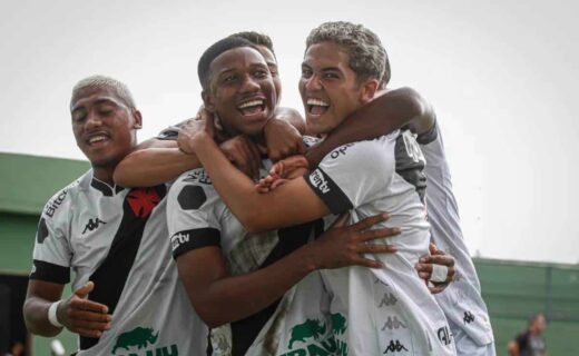 Jogadores do Vasco comemorando gol contra o Botafogo