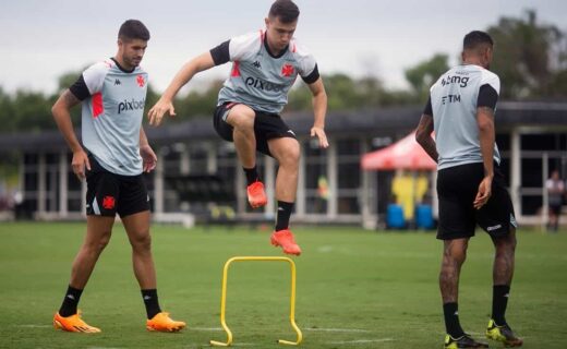 Pedro Raul, Lucas Piton e Jair em treino do Vasco