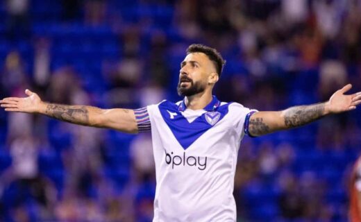 Lucas Pratto celebra gol pelo Vélez Sarsfield, da Argentina