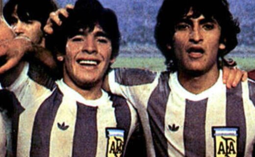 Diego Maradona e Ramón Díaz se abraçam no Mundial Juvenil de 1979