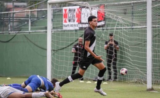 Renan comemorando gol contra o Resende