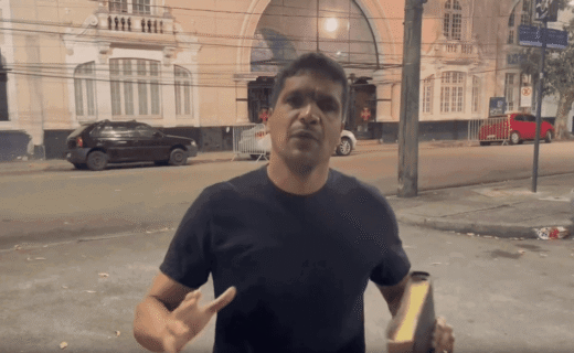 Cabo Daciolo, torcedor do Vasco, em frente a São Januário