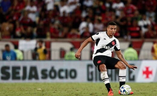 Mateus Carvalho em ação pelo Vasco contra o Flamengo