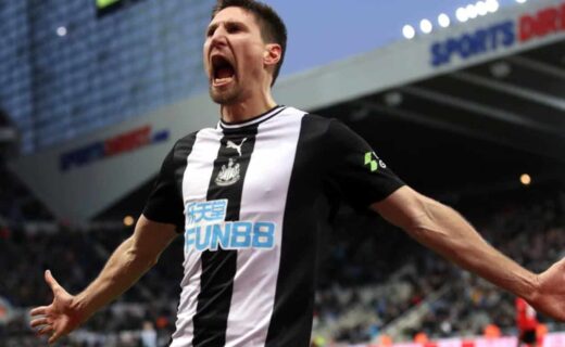 Federico Fernandez em campo pelo Newcastle, da Inglaterra