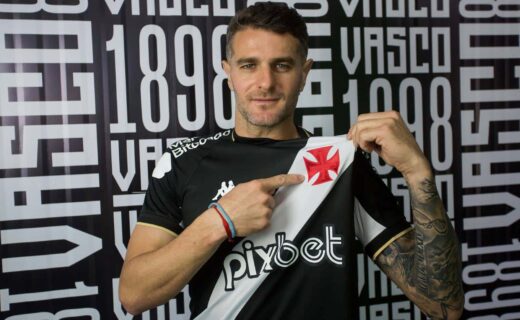 Pablo Vegetti veste camisa do Vasco