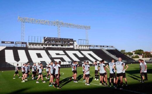 Elenco do Vasco treinando em São Januário