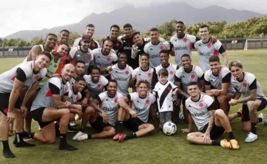 Pequeno Gui em visita ao treino do Vasco