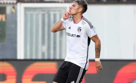 Carlos Palacios celebra após gol pelo Colo-Colo