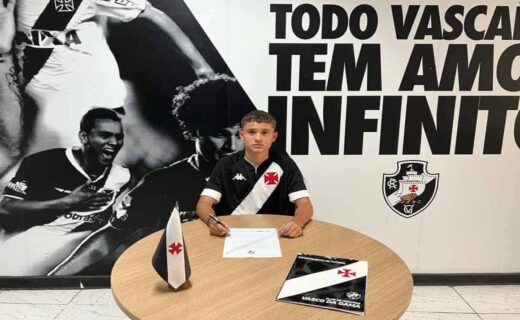 Marcinei Júnio assinando contrato com o Vasco