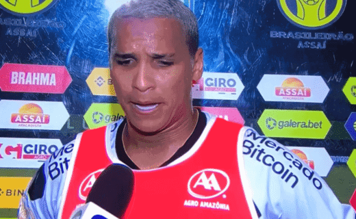 Deyverson com a camisa do Vasco