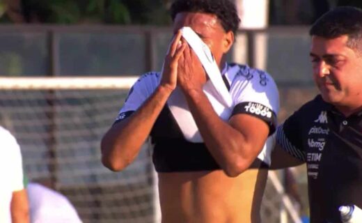 Gabriel Dias chorando em Vasco x Chapecoense pela Série B 2022