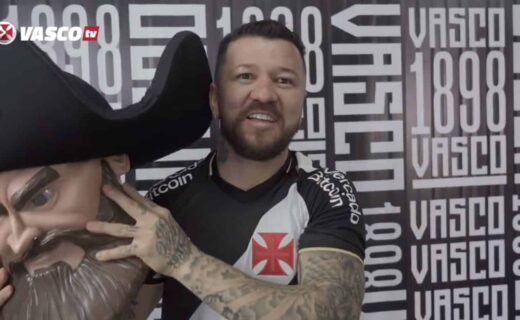 Rossi com a cabeça do mascote Almirante