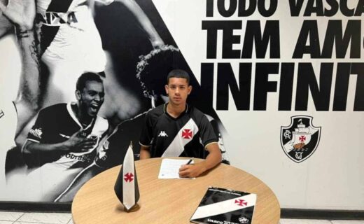 Alexandre assinando contrato com o Vasco