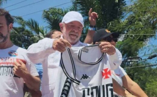Lula recebe camisa do Vasco em São Gonçalo