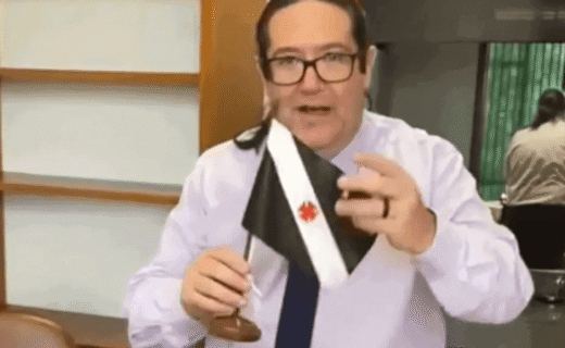 Deputado Tarcísio Motta entra com bandeira do Vasco em novo gabinete