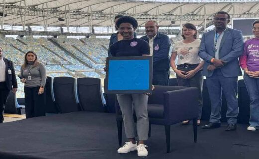 Pretinha é homenageada na calçada da fama do Maracanã