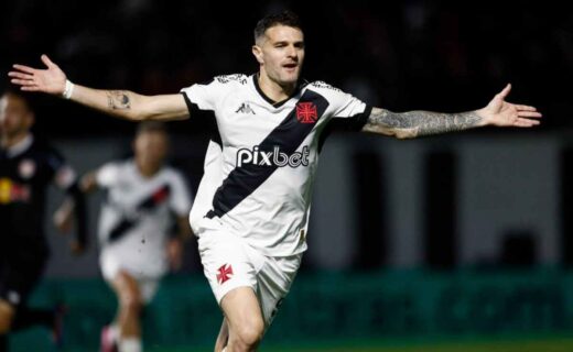 Vegetti comemorando gol contra o Red Bull Bragantino