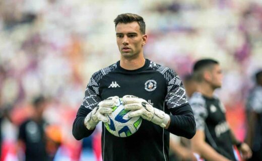 Léo Jardim no gramado da Arena Castelão