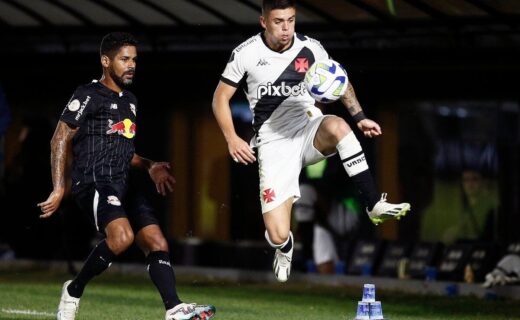 Gabriel Pec em ação pelo Vasco contra o Red Bull Bragantino