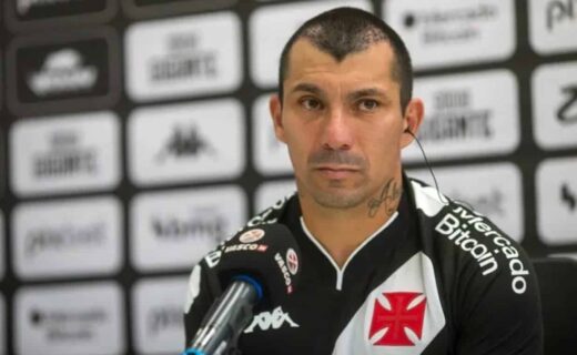 Gary Medel em apresentação no Vasco