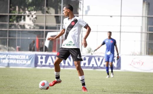 Victão em campo pelo Sub-20 do Vasco