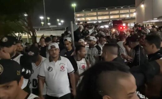 Torcida do Vasco no aeroporto para recepcionar Dimitri Payet
