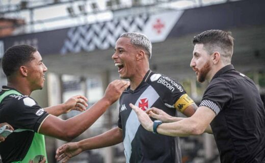 Julião comemora gol pelo Vasco