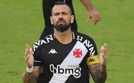 Leandro Castan em momento de fé