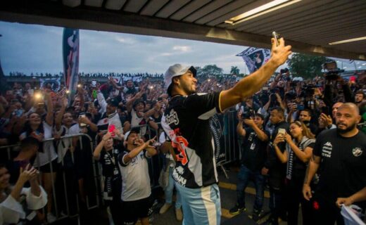 Chegada do jogador Dimitri Payet para assinar contrato com o Vasco da Gama no Aeroporto do Galeao