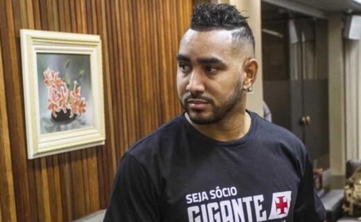 Dimitri Payet na chegada ao Rio de Janeiro