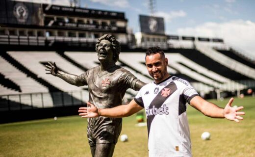 Payet ao lado da estátua de São Januário