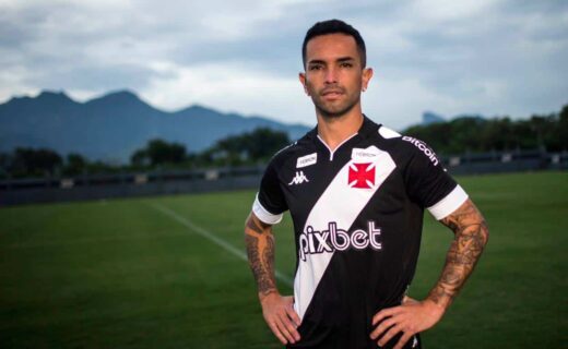 Gabriel Carabajal com a camisa do Vasco