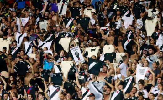 Torcida do Vasco no Maracanã no clássico contra o Botafogo