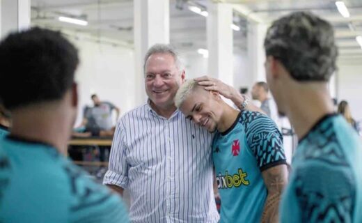 Abel Braga e Gabriel Pec na reapresentação do elenco do Vasco