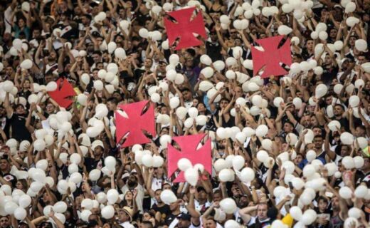Torcida do Vasco em jogo contra o Sport no Maracanã