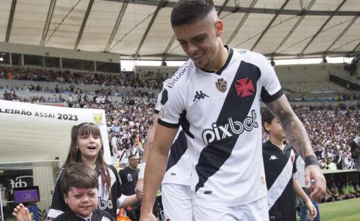Gabriel Pec entrando em campo com o pequeno Gui