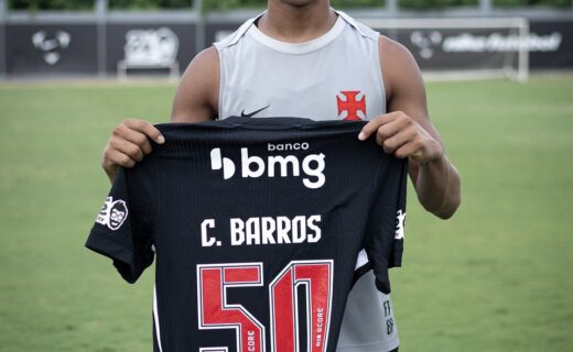 Barros é homenageado com camisa especial ao completar 50 jogos pelo Vasco