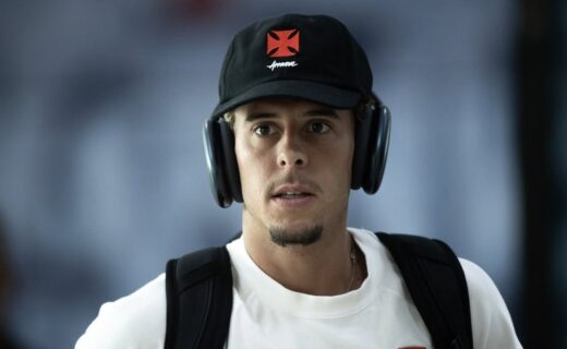 Elenco do Vasco é recebido no Engenhão com registro fotográfico