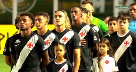 Reação de Spinelli durante hino nacional chama atenção de torcedores antes de jogo contra o Santos