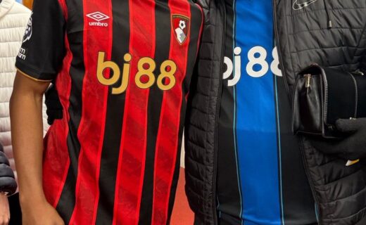 Rayan e Valkmar posam juntos após partida do Bournemouth na Inglaterra